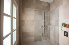 Amymone and Adiandi - Salle de bain