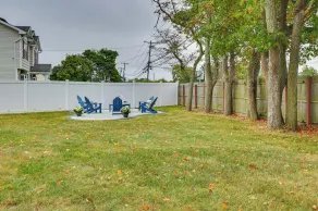 Bay Shore Vacation Rental ~ 7 Mi to the Beach - Interior