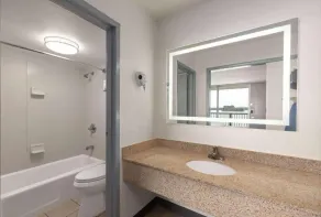 Super 8 by Wyndham Riverside AL - Salle de bain