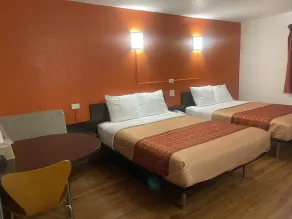 Regal 8 Inn & Suites - Zimmer