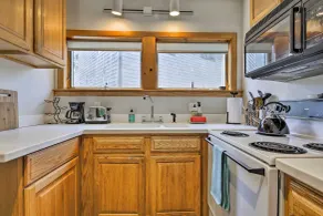 Great for Couples! Cape Cod Cottage 2 Mi to Beach - Intérieur