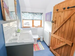 The Lodge - Bathroom