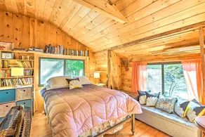 Dreamy Bucksport Hideaway on Freshwater Pond! - Interiör