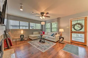 Cozy Woodlands Townhome w/ Deck Near Market Street - Interiör