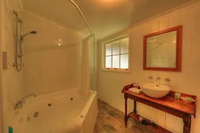 Grace's Spa Cottage - Bathroom