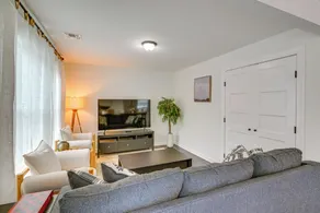 Walk to Train! Updated Apt in Huntington Station - Interiør