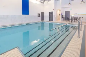 DoubleTree by Hilton Calgary North - Piscina