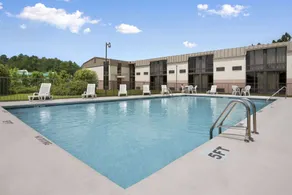 Days Inn by Wyndham Fayetteville-South/I-95 Exit 49 - Piscine