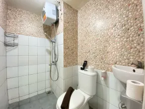 Cozy Furnished 2BR Apartment at Grand Asia Afrika By Travelio - Baño