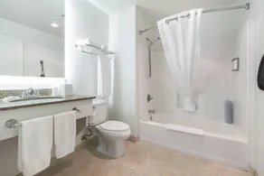 Marshall Suites Bainbridge Island, SureStay Collection by BW - Salle de bain