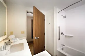 Holiday Inn Express & Suites by IHG Altoona by IHG - Salle de bain