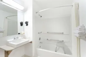 Super 8 by Wyndham Logan - Salle de bain