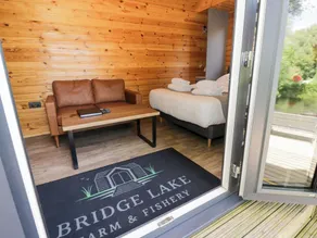 The Shepherds Hut at Bridge Lake Farm & Fishery - Room