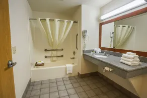 Creekside Inn & Suites - Badezimmer