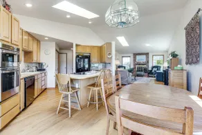 < 1 Mi to Beach! Ocean-view Getaway in Freeland - Innenbereich