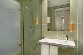 Super 8 by Wyndham Augsburg - Bathroom