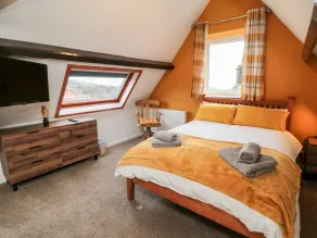 4 Maypole Green - Room
