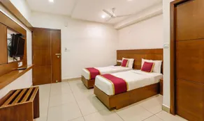 The Mount City Near US Consulate - Room