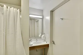 The Arch by BridgeStreet - Bathroom