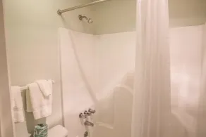 Econo Lodge Crystal Coast - Salle de bain
