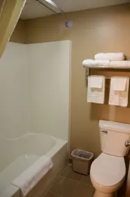 Super 8 by Wyndham Centerville - Baño