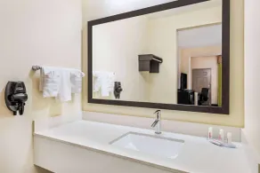 Days Inn & Suites by Wyndham Katy - Salle de bain
