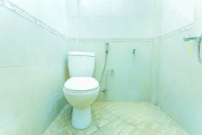 RedDoorz at Senaz Guesthouse Mataram - Bathroom
