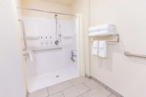 Cobblestone Inn & Suites - Winters - Badeværelse