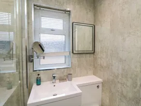 Number Ten - Bathroom
