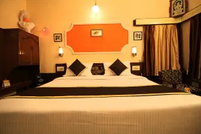 EMINENCE - PALM RESIDENCY (1.5 KM FROM NAKKI LAKE) - Room