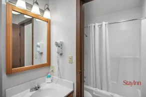 StayInn Grand Forks - Bathroom