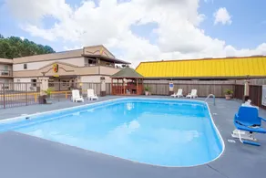 Super 8 by Wyndham Monticello AR - Piscine