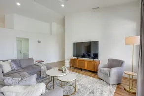 Pool + Lakefront: Upscale Glendale Getaway - Innvendig