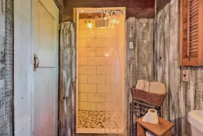Georgia Farm Vacation Rental Cabin ~ 12 Mi to Rome - Badeværelse