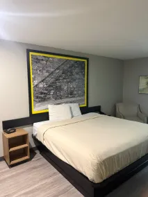 Super 8 by Wyndham Richmond Hill - Camera