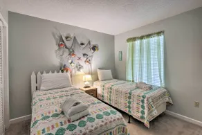 Beach + Pool Access: Colorful Hilton Head Condo! - Innenbereich
