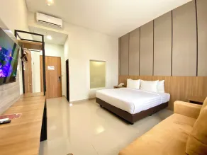 Front One Hotel Gombong - Room