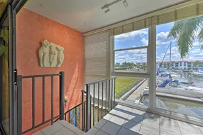 Relaxing Waterfront 2-Story Retreat w/ Pool Access - Innvendig