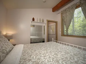 Handsome Dan's Port Renfrew - Room