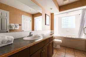 Mountain View Suites & Residency at Fairmont Hot Springs - Salle de bain