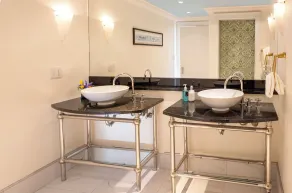 Breakwater Inn - Bathroom