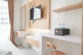 Minimalist and Homey Studio at Daan Mogot City Apartment By Travelio - Værelse
