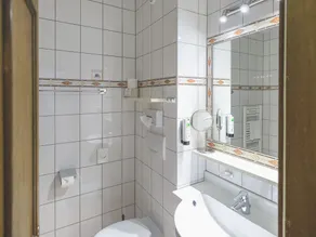 Family room, shower or bathtub - Habitación