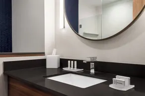 Fairfield Inn & Suites by Marriott Milwaukee West - Bathroom