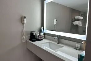 Ramada by Wyndham Cocoa - Salle de bain