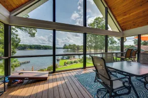 Luxe Lake Sinclair Living: Private Dock & Beach! - Interiör