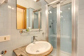 Flower Garden Hotel - Bathroom