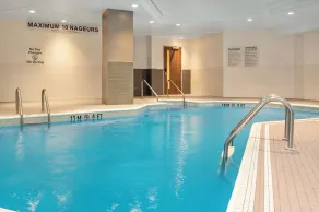 拉瓦爾蒙特婁IHG 旗下飯店假日飯店 - 游泳池