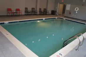 La Quinta Inn and Suites by Wyndham Bloomington - Piscine