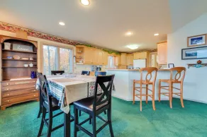 17 Mi to Skiing! Lake-view Michigan Home w/ Deck - Innvendig